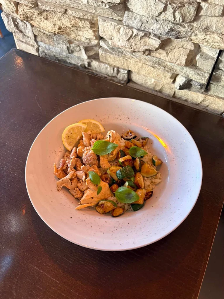 Émincé de poulet, riz et courgettes, plat du jour au Dolce
