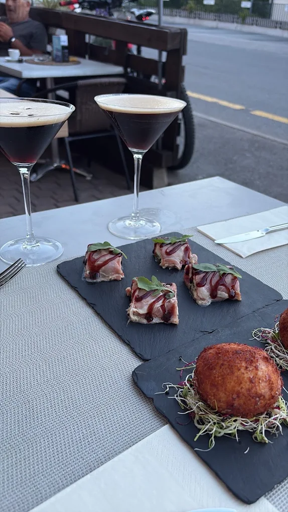 La terrasse du Dolce : espresso martini et tapas au soleil